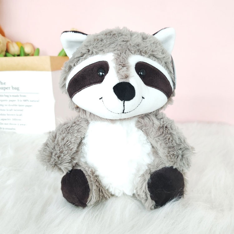 Plyšová hračka mývala s velkým chlupatým ocasem